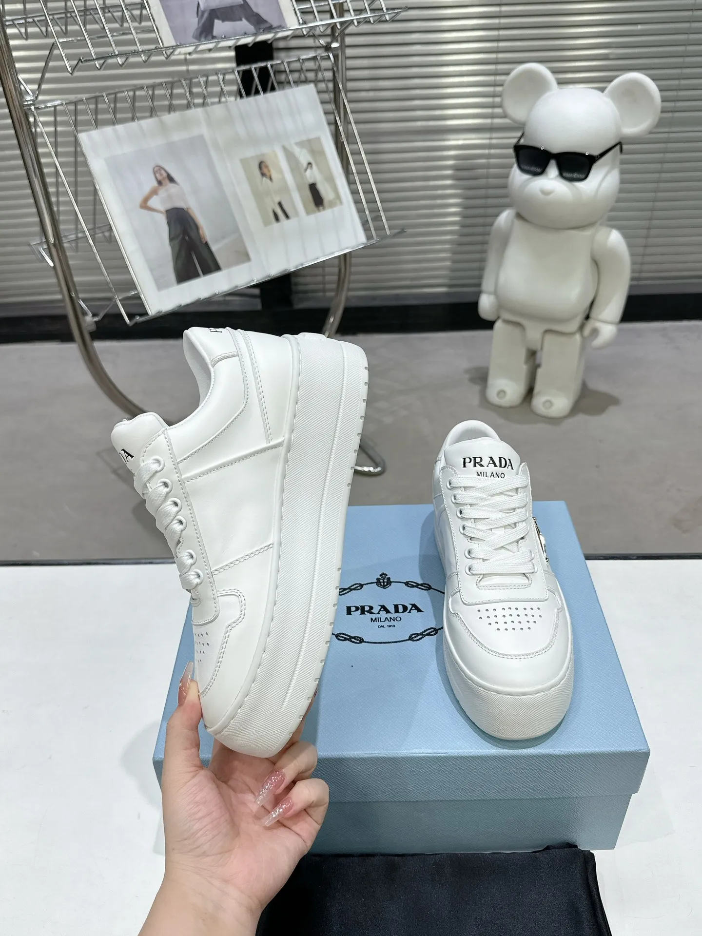 👟👟Ex-factory price 520👟👟 Prada Latest Downtown Bold series Thick-soled Platform Shoes Triangle Logo Casual Sports Shoes White Shoes Original purchase, development and production Downtown Bold sneakers are inspired by the basketball shoes of the 1980s, with sporty design and exquisite details. Crafted from perforated leather, the statement platform sole provides a unique, modern style. The Prada logo is interpreted from different angles, decorated with the iconic enamel-coated triangular metal logo, highlighting the unique classic style. Exquisite packaging at the delivery counter🛍📦 ▪️Fabric: Original custom imported first-layer cowhide ▪️Inner lining: Original imported soft sheepskin ▪️Outsole: Original molded ultra-light foam material ▪️Sole thickness: 4.5CM ▪️Size: Women's 35-40